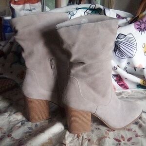 Beautiful Zodiac grey leather booties size 9m in women's, leather and comfortabl